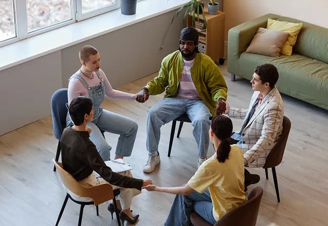Familia conversando con un profesional de tratamiento