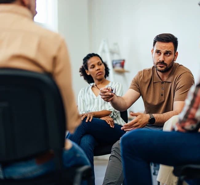 Profesional facilitando una sesión grupal de apoyo